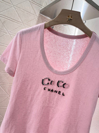 👚New product promotion. Wearing a fashionable light pink T-shirt and walking on the street. Beautiful heart