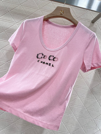 👚New product promotion. Wearing a fashionable light pink T-shirt and walking on the street. Beautiful heart