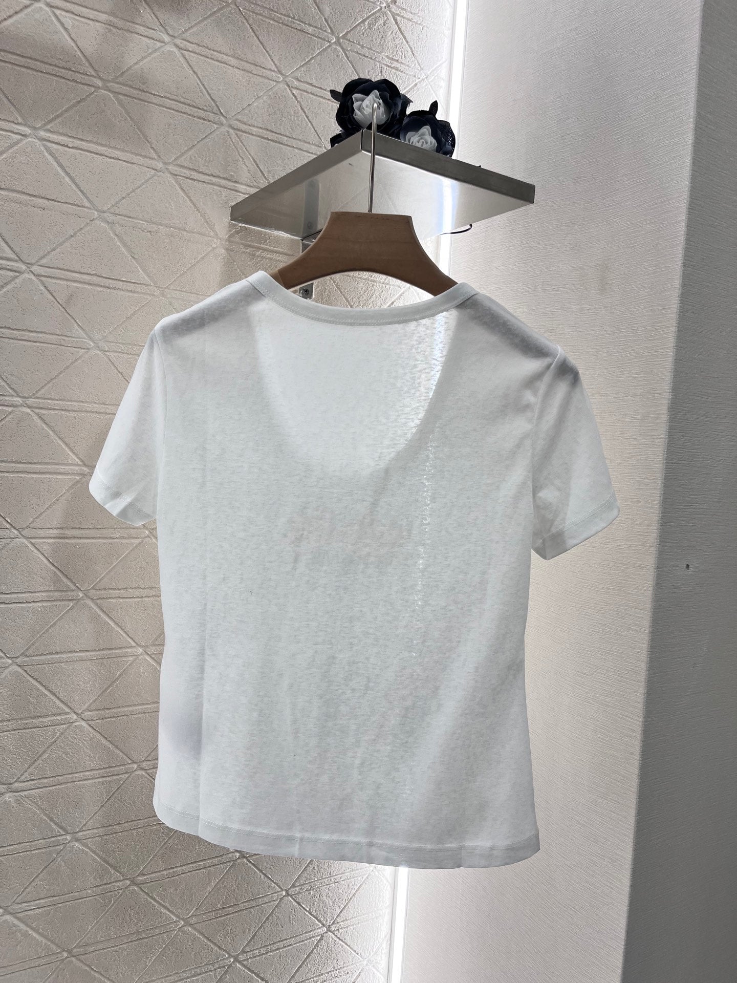 👚New product promotion, walking on the street in a fashionable white T-shirt, beautiful heart