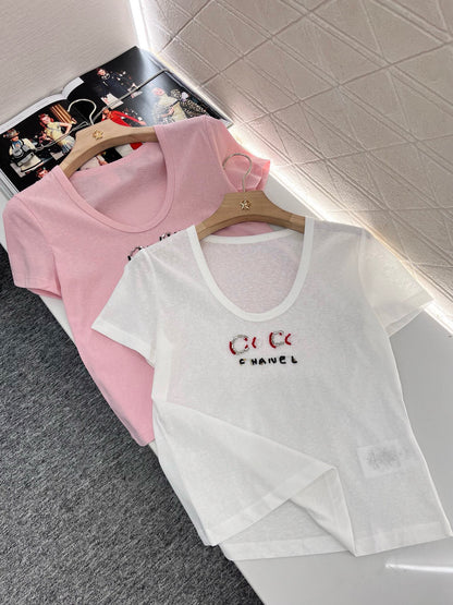 👚New product promotion. Wearing a fashionable light pink T-shirt and walking on the street. Beautiful heart