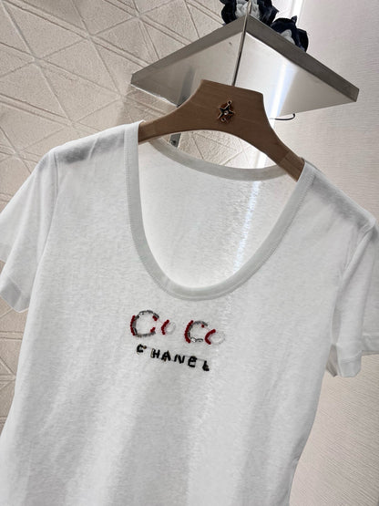 👚New product promotion, walking on the street in a fashionable white T-shirt, beautiful heart