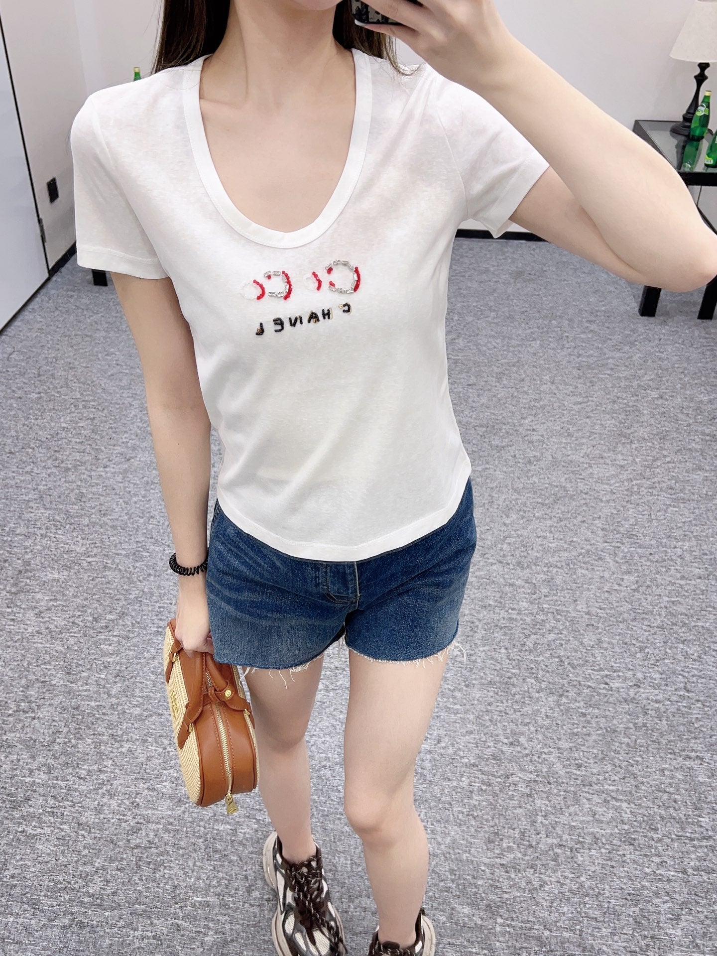 👚New product promotion, walking on the street in a fashionable white T-shirt, beautiful heart