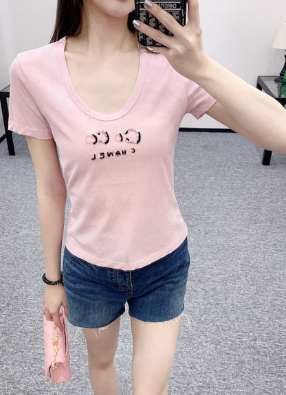 👚New product promotion. Wearing a fashionable light pink T-shirt and walking on the street. Beautiful heart