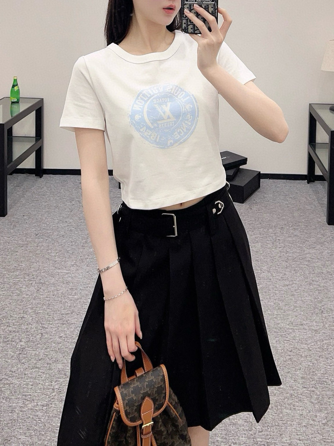 👚New product promotion, walking on the street in a fashionable white T-shirt, beautiful heart