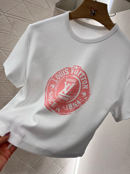 👚New product promotion, walking on the street in a fashionable white T-shirt, beautiful heart