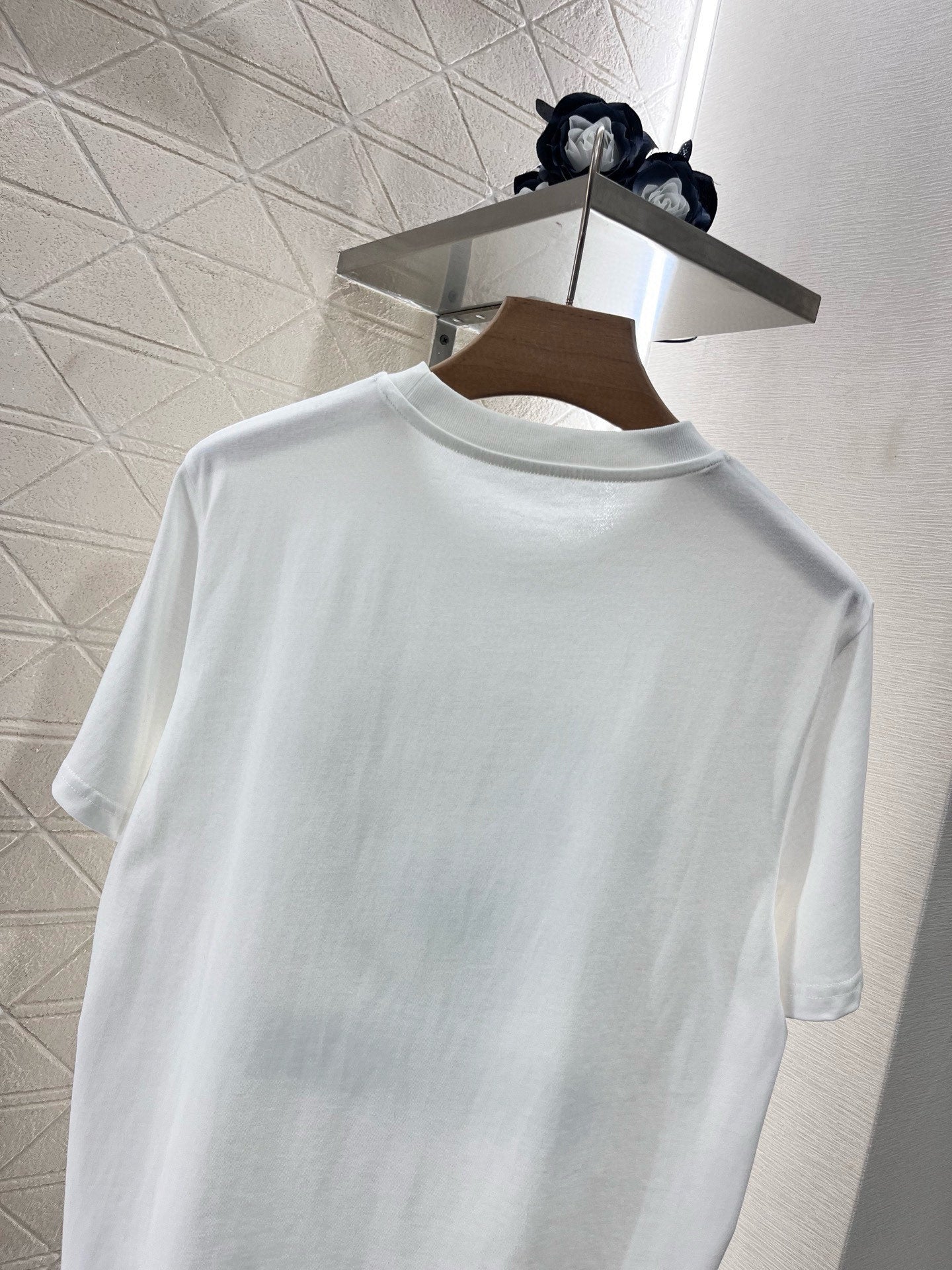 👚New product promotion, walking on the street in a fashionable white T-shirt, beautiful heart