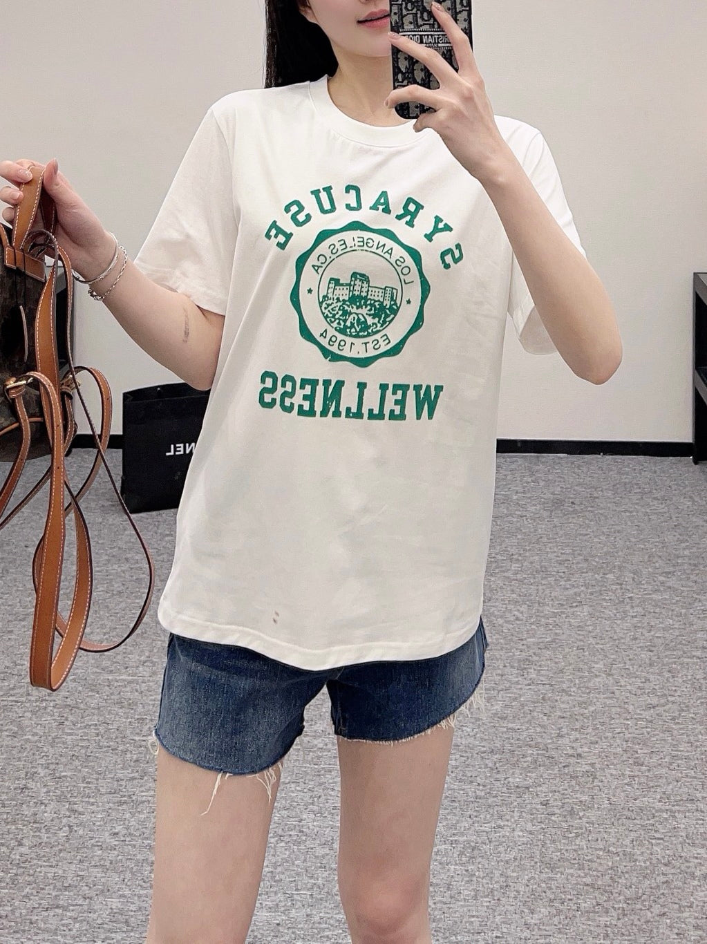 👚New product promotion, walking on the street in a fashionable white T-shirt, beautiful heart