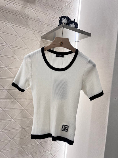 👚New product promotion, walking on the street wearing a fashionable white T-shirt with black edges, beautiful heart