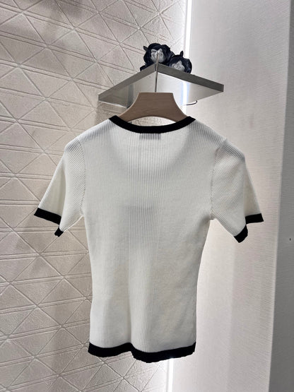 👚New product promotion, walking on the street wearing a fashionable white T-shirt with black edges, beautiful heart