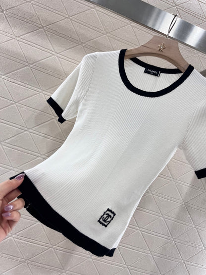 👚New product promotion, walking on the street wearing a fashionable white T-shirt with black edges, beautiful heart