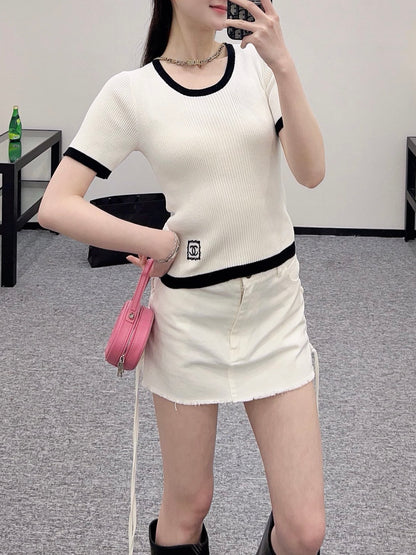 👚New product promotion, walking on the street wearing a fashionable white T-shirt with black edges, beautiful heart