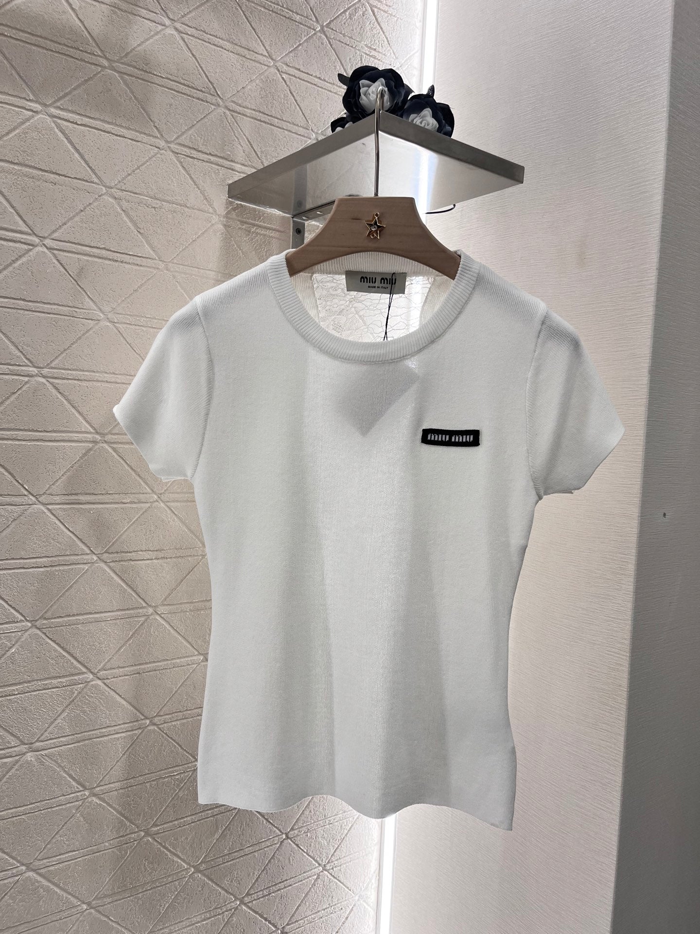 👚New product promotion, walking on the street in a fashionable white T-shirt, beautiful heart