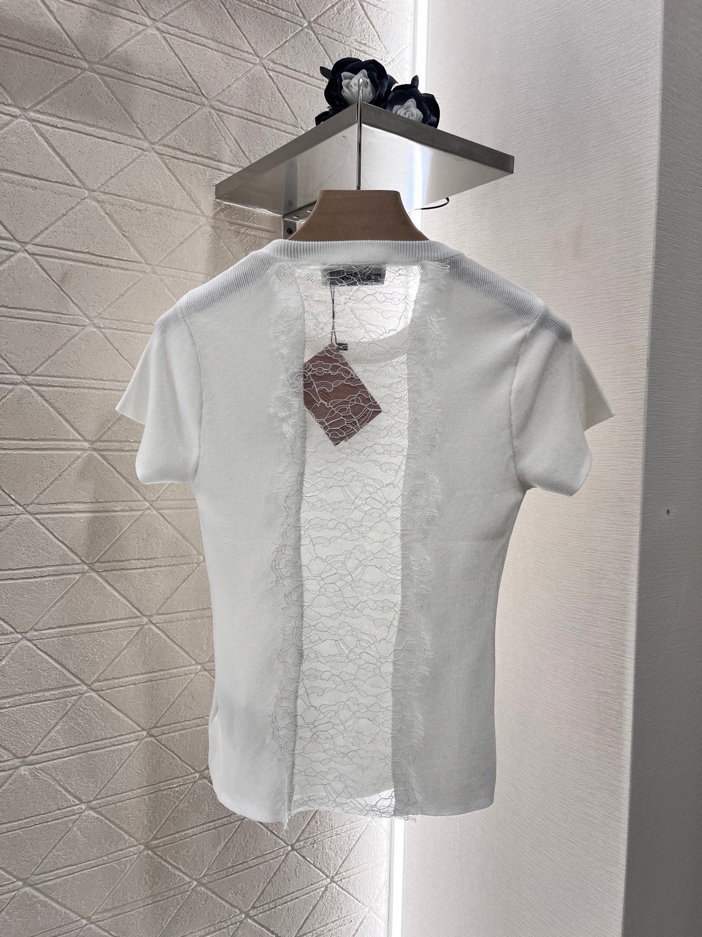 👚New product promotion, walking on the street in a fashionable white T-shirt, beautiful heart