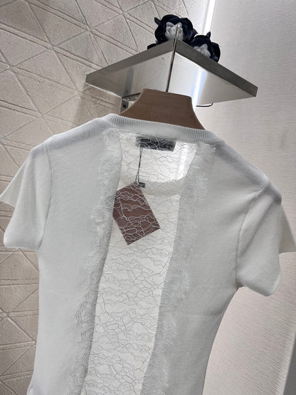 👚New product promotion, walking on the street in a fashionable white T-shirt, beautiful heart