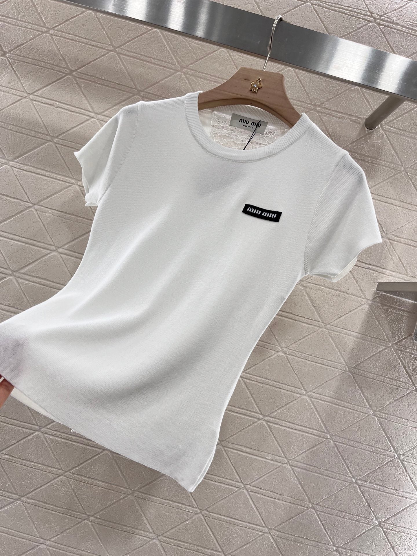 👚New product promotion, walking on the street in a fashionable white T-shirt, beautiful heart