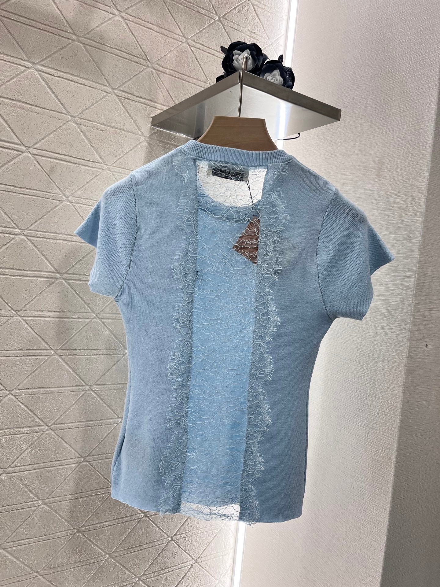 👚New product promotion. Walking on the street in a fashionable light blue T-shirt. Beautiful heart!