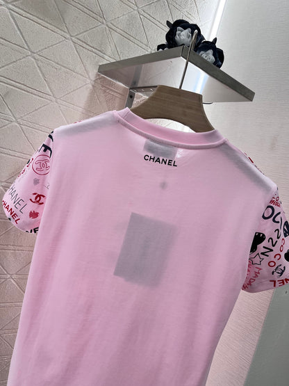 👚New product promotion. Walking on the street in a fashionable pink T-shirt. Beautiful heart!