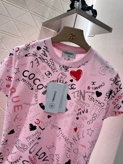 👚New product promotion. Walking on the street in a fashionable pink T-shirt. Beautiful heart!