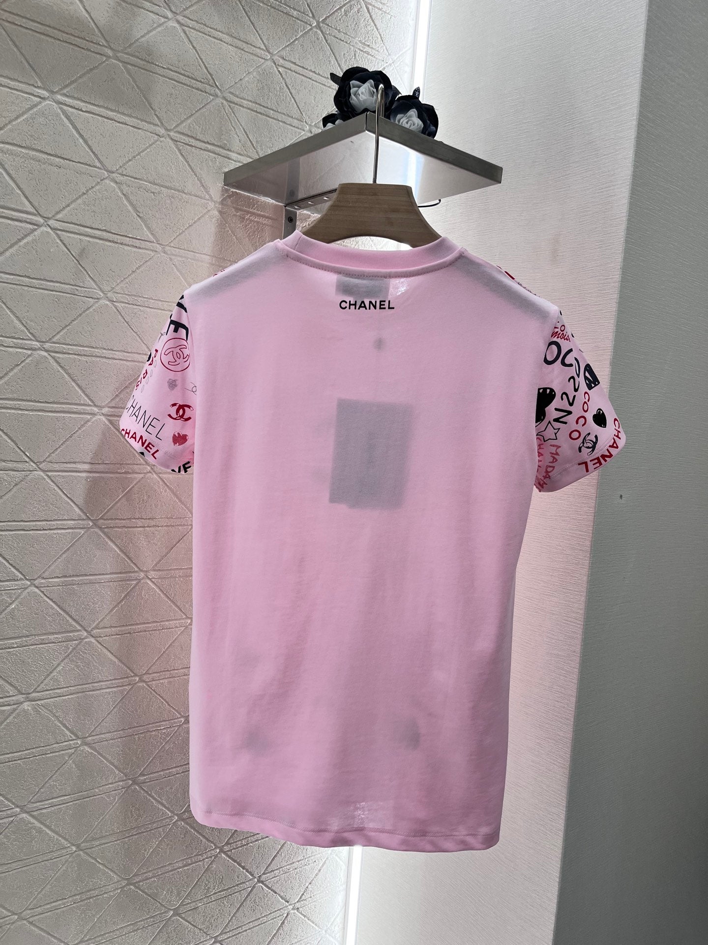 👚New product promotion. Walking on the street in a fashionable pink T-shirt. Beautiful heart!