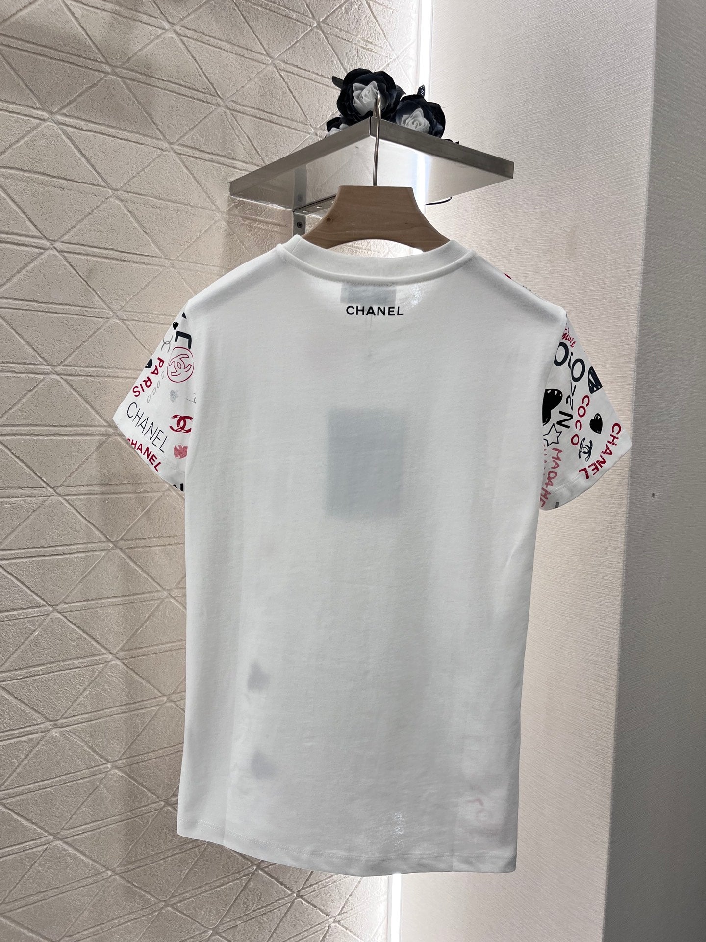 👚New product promotion. Walking on the street in a fashionable white floral T-shirt. Beautiful heart!