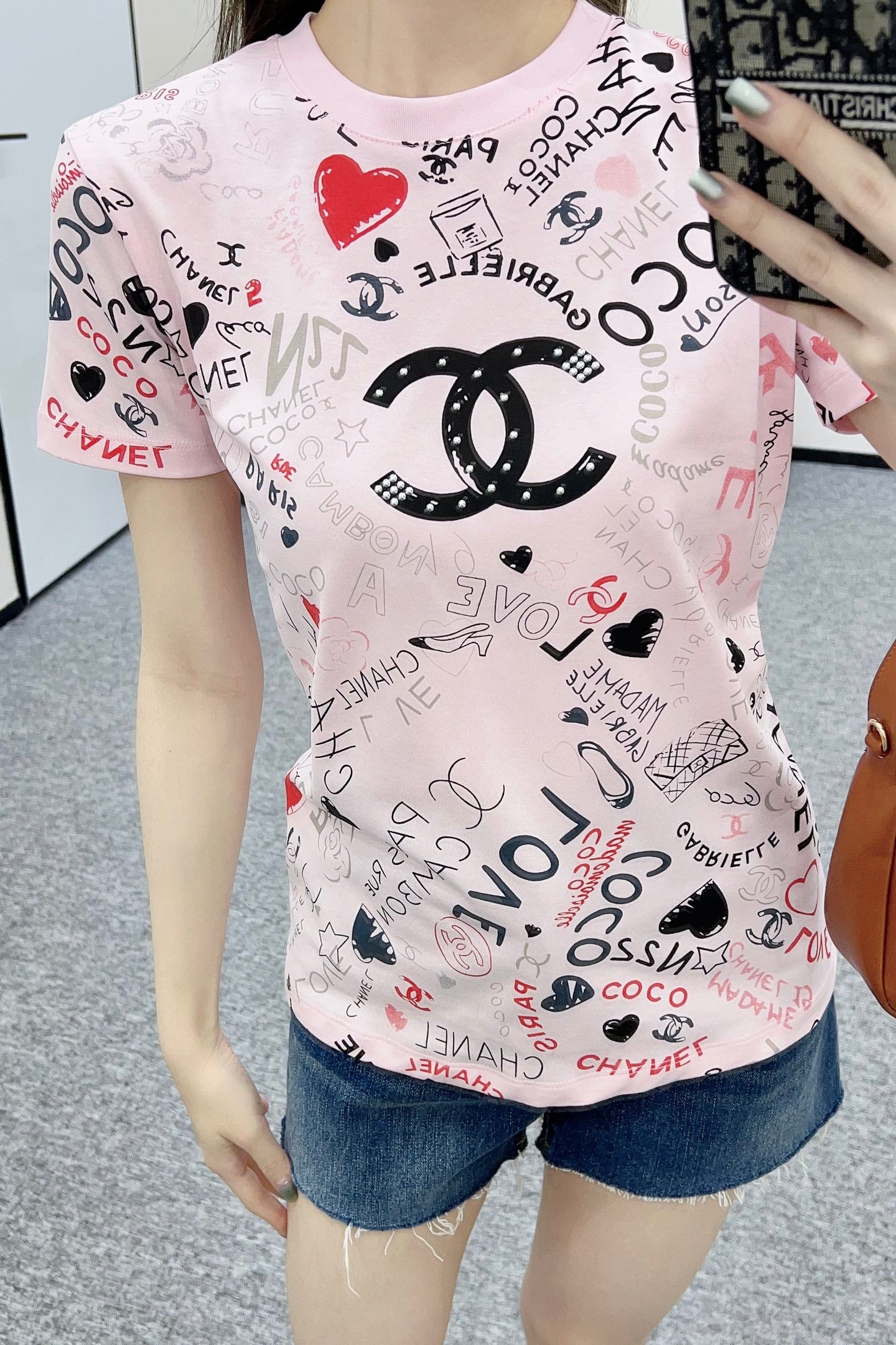 👚New product promotion. Walking on the street in a fashionable pink T-shirt. Beautiful heart!