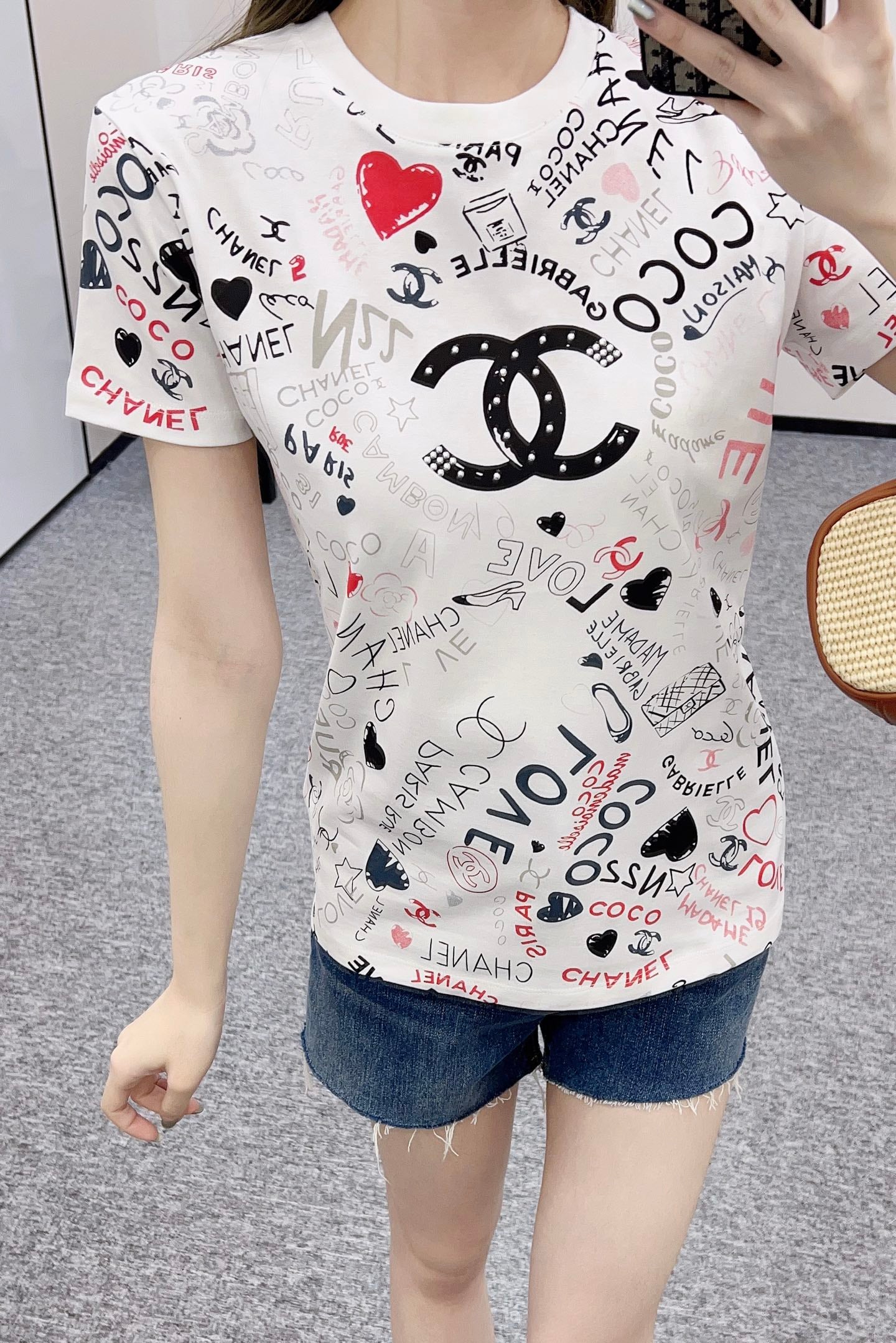 👚New product promotion. Walking on the street in a fashionable white floral T-shirt. Beautiful heart!