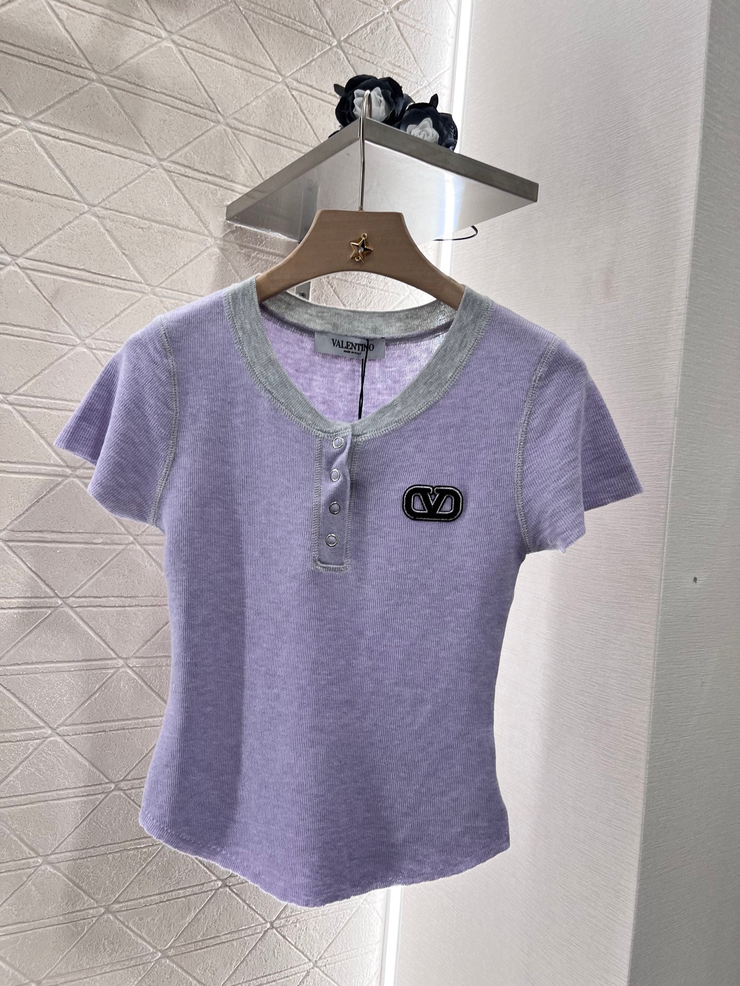 👚New product promotion. Walking on the street in a fashionable purple T-shirt. Beautiful heart!