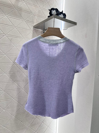 👚New product promotion. Walking on the street in a fashionable purple T-shirt. Beautiful heart!