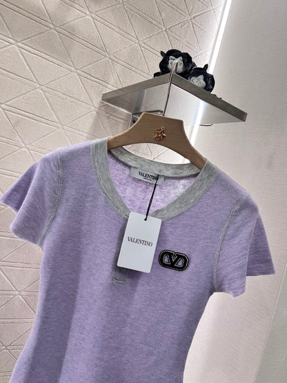 👚New product promotion. Walking on the street in a fashionable purple T-shirt. Beautiful heart!