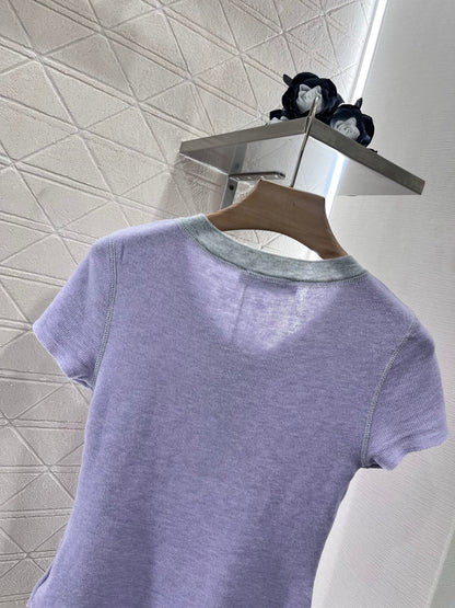 👚New product promotion. Walking on the street in a fashionable purple T-shirt. Beautiful heart!