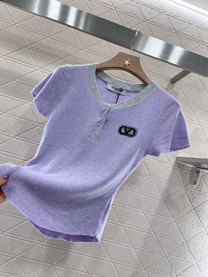 👚New product promotion. Walking on the street in a fashionable purple T-shirt. Beautiful heart!