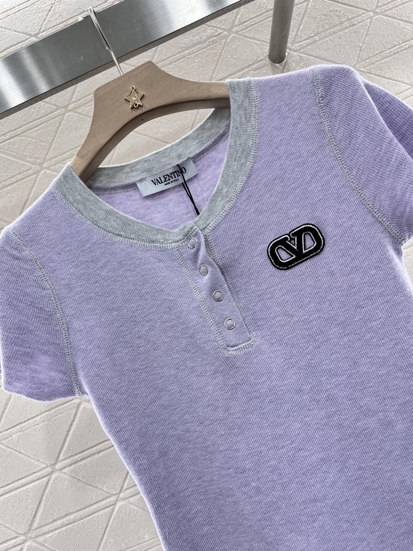 👚New product promotion. Walking on the street in a fashionable purple T-shirt. Beautiful heart!