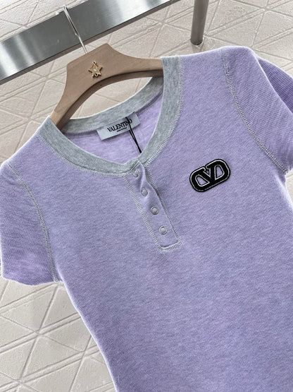 👚New product promotion. Walking on the street in a fashionable purple T-shirt. Beautiful heart!