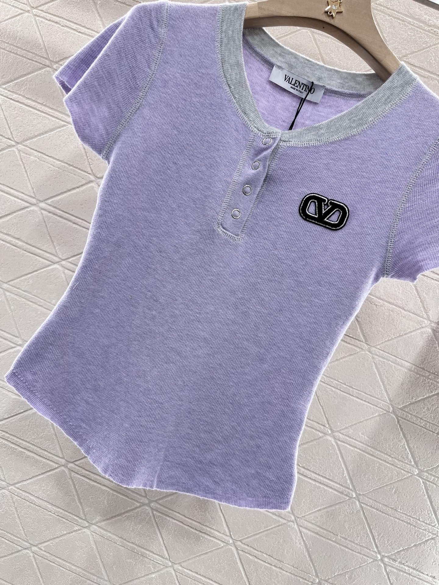 👚New product promotion. Walking on the street in a fashionable purple T-shirt. Beautiful heart!