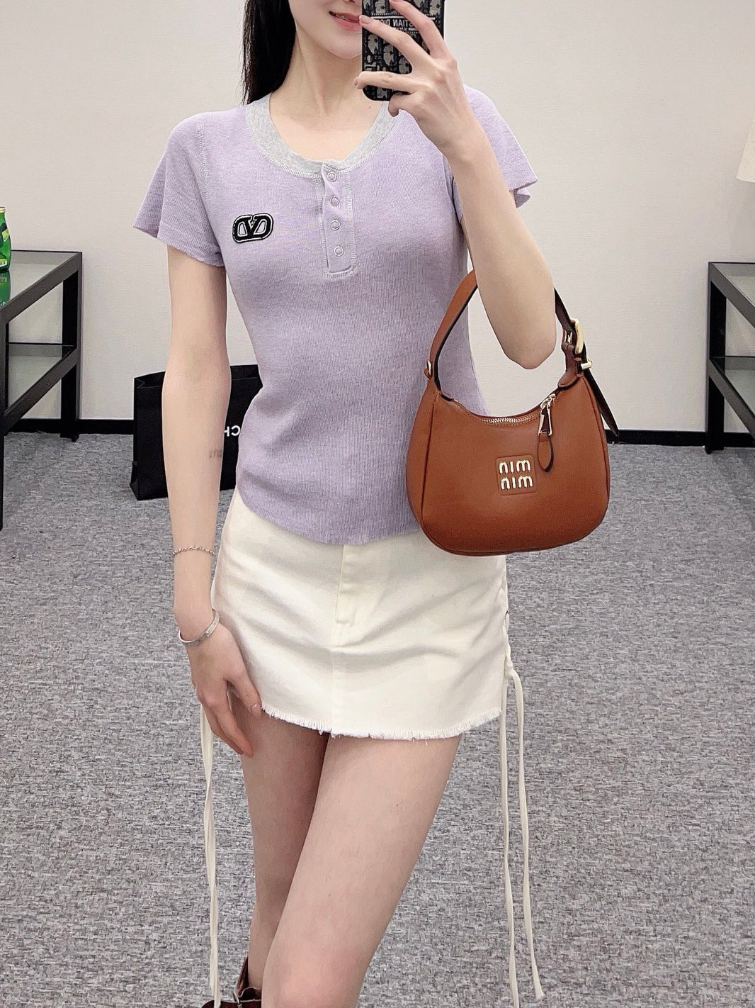 👚New product promotion. Walking on the street in a fashionable purple T-shirt. Beautiful heart!