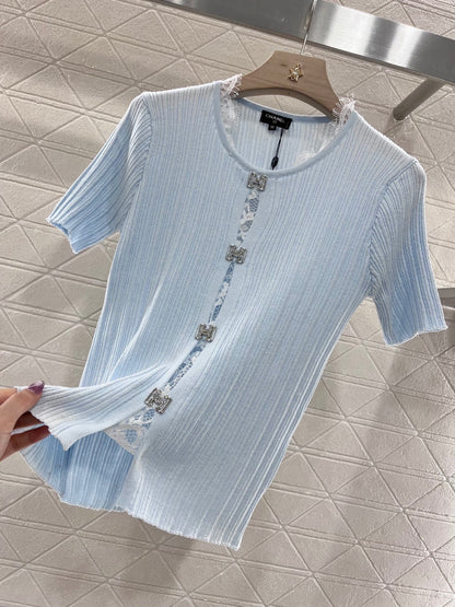 👚New product promotion. Walking on the street in a fashionable sky blue T-shirt. Beautiful heart!