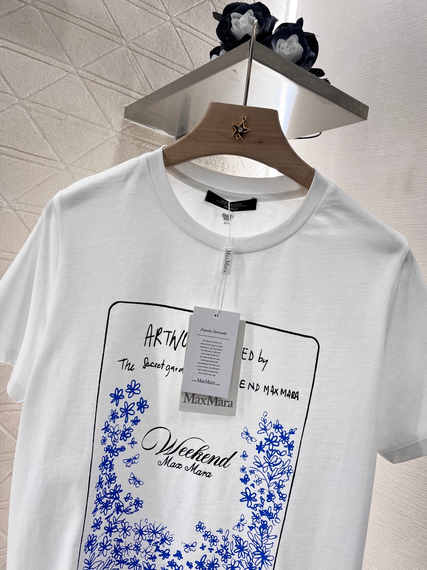 Annastore👚New product promotion. Wear a fashionable white T-shirt and walk on the street. Beautiful heart!