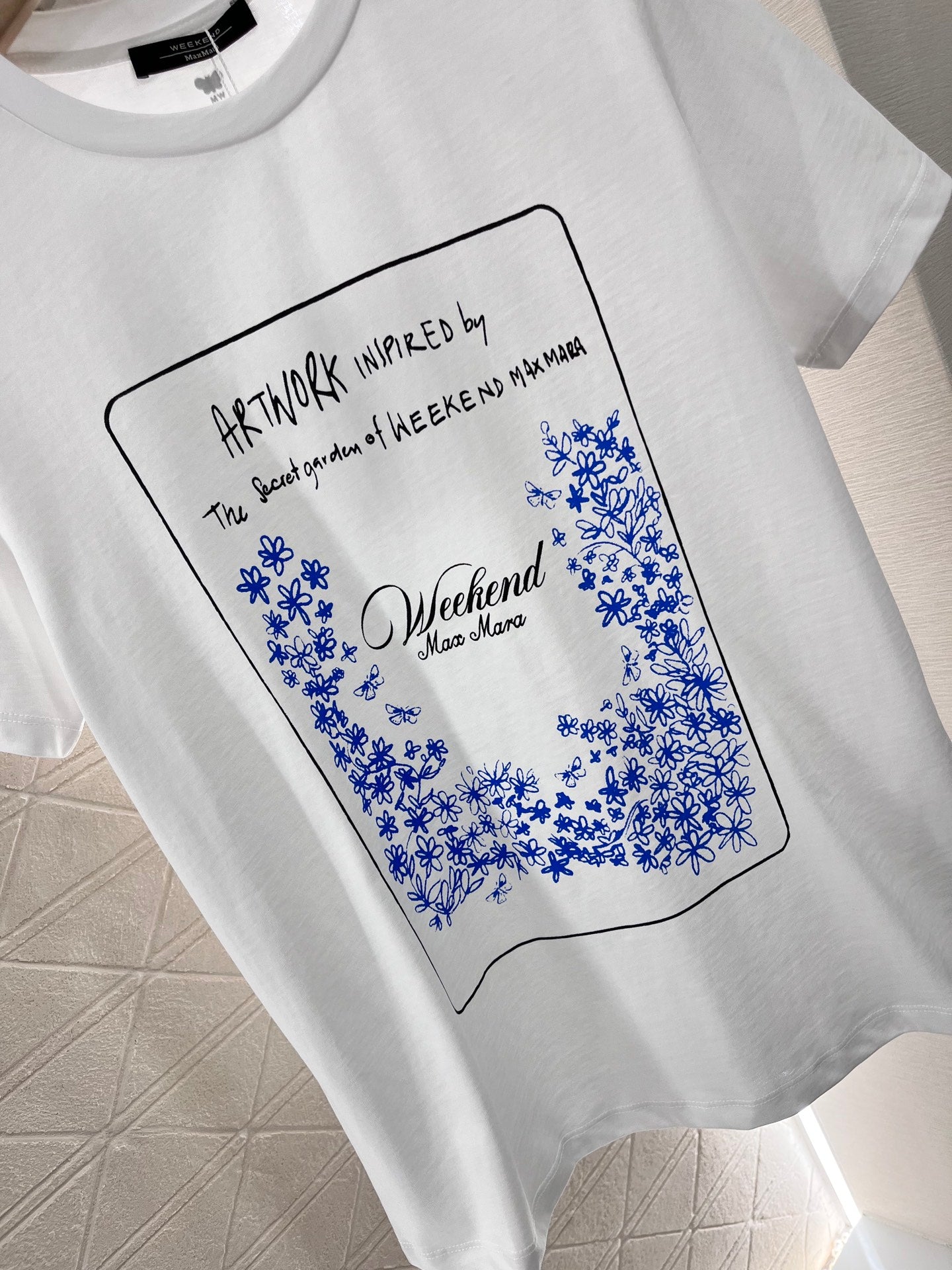 Annastore👚New product promotion. Wear a fashionable white T-shirt and walk on the street. Beautiful heart!