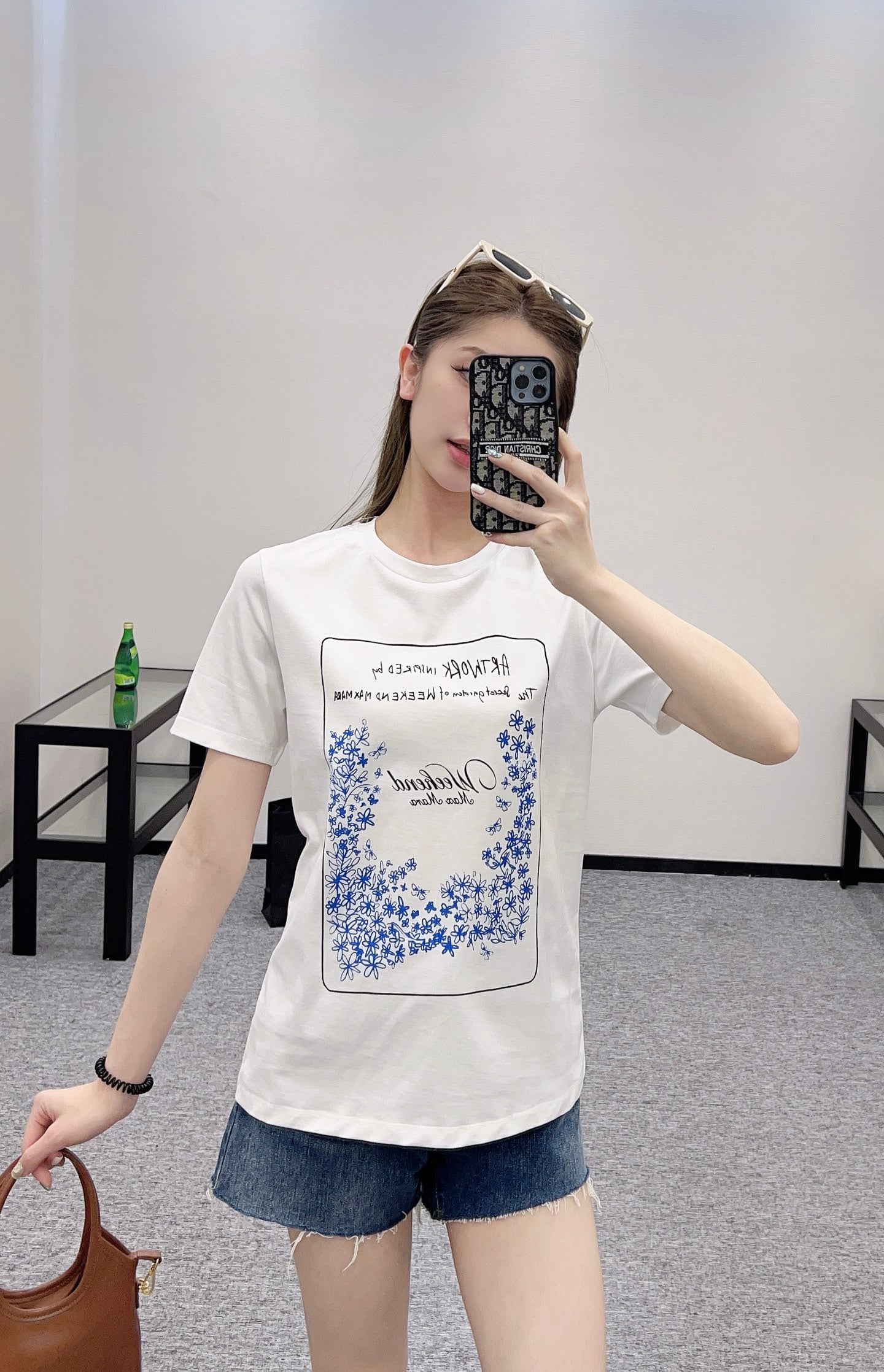 Annastore👚New product promotion. Wear a fashionable white T-shirt and walk on the street. Beautiful heart!