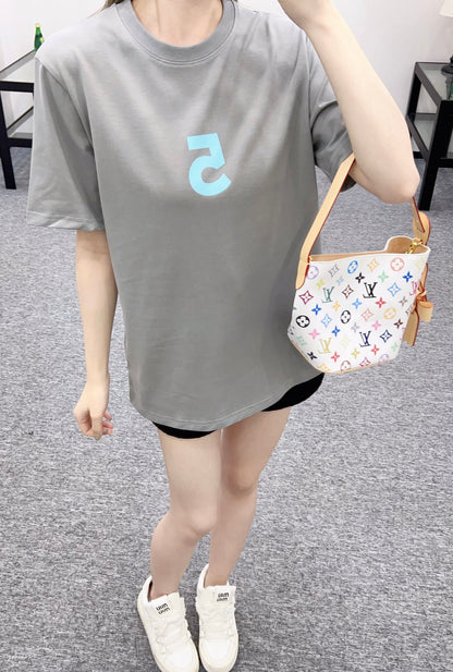 Annastore👚New product promotion Walking on the street wearing a fashionable gray T-shirt Beautiful heart!