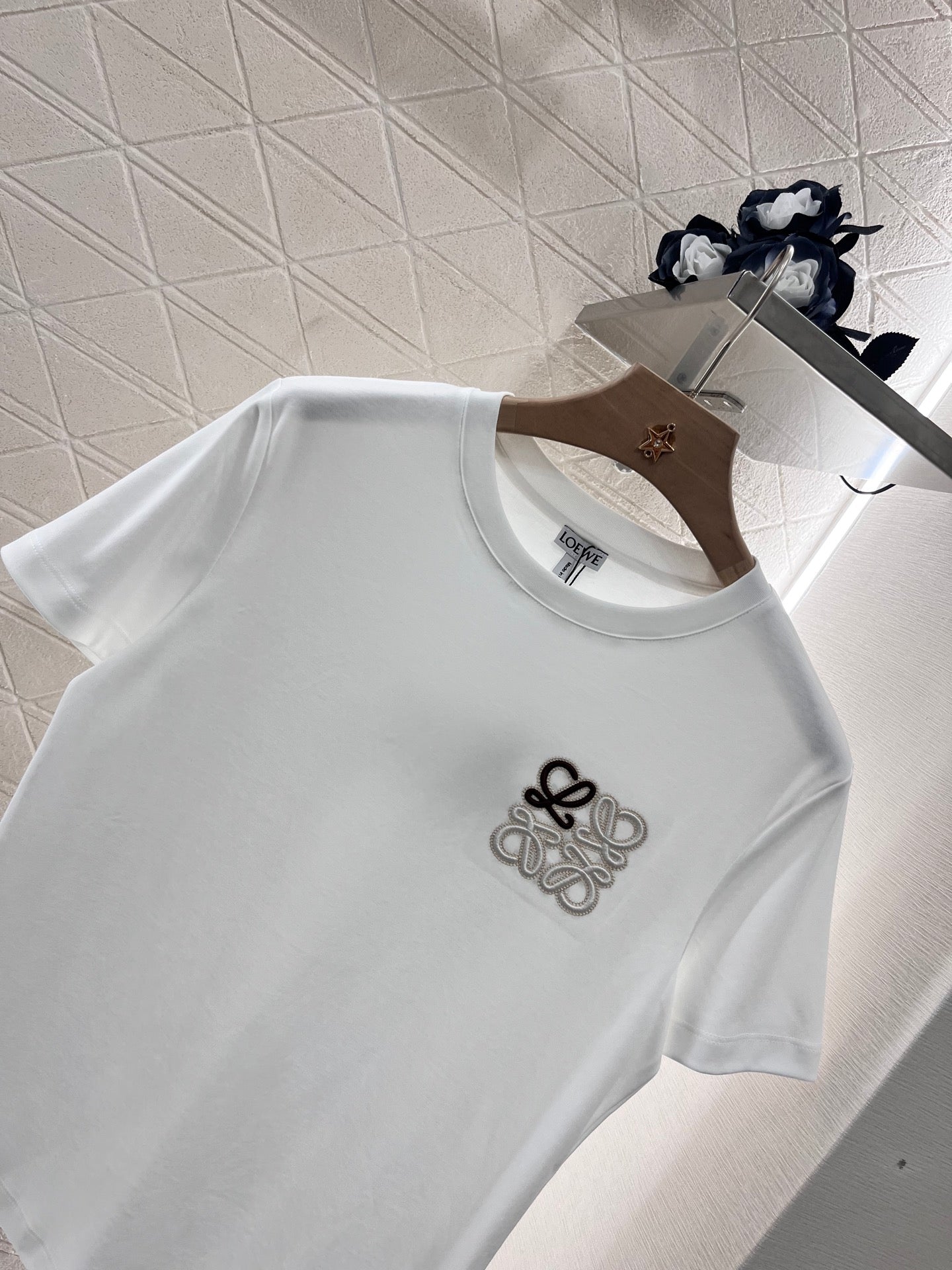 Annastore👚New product promotion. Wear fashionable T-shirts and walk on the street. Beautiful heart!