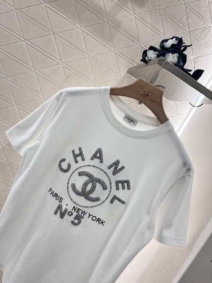 Annastore👚New product promotion. Wear fashionable T-shirts and walk on the street. Beautiful heart!