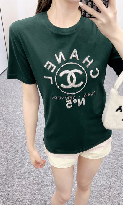 Annastore👚New product promotion. Wear fashionable T-shirts and walk on the street. Beautiful heart!