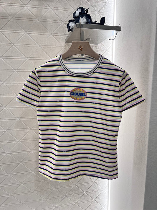 Annastore👚New product promotion. Wear a fashionable striped T-shirt and walk on the street. Beautiful heart!