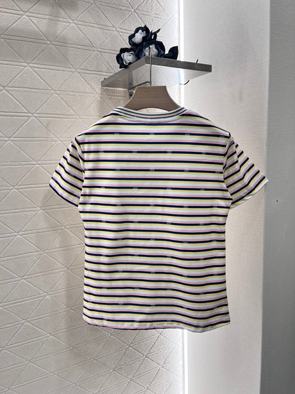 Annastore👚New product promotion. Wear a fashionable striped T-shirt and walk on the street. Beautiful heart!