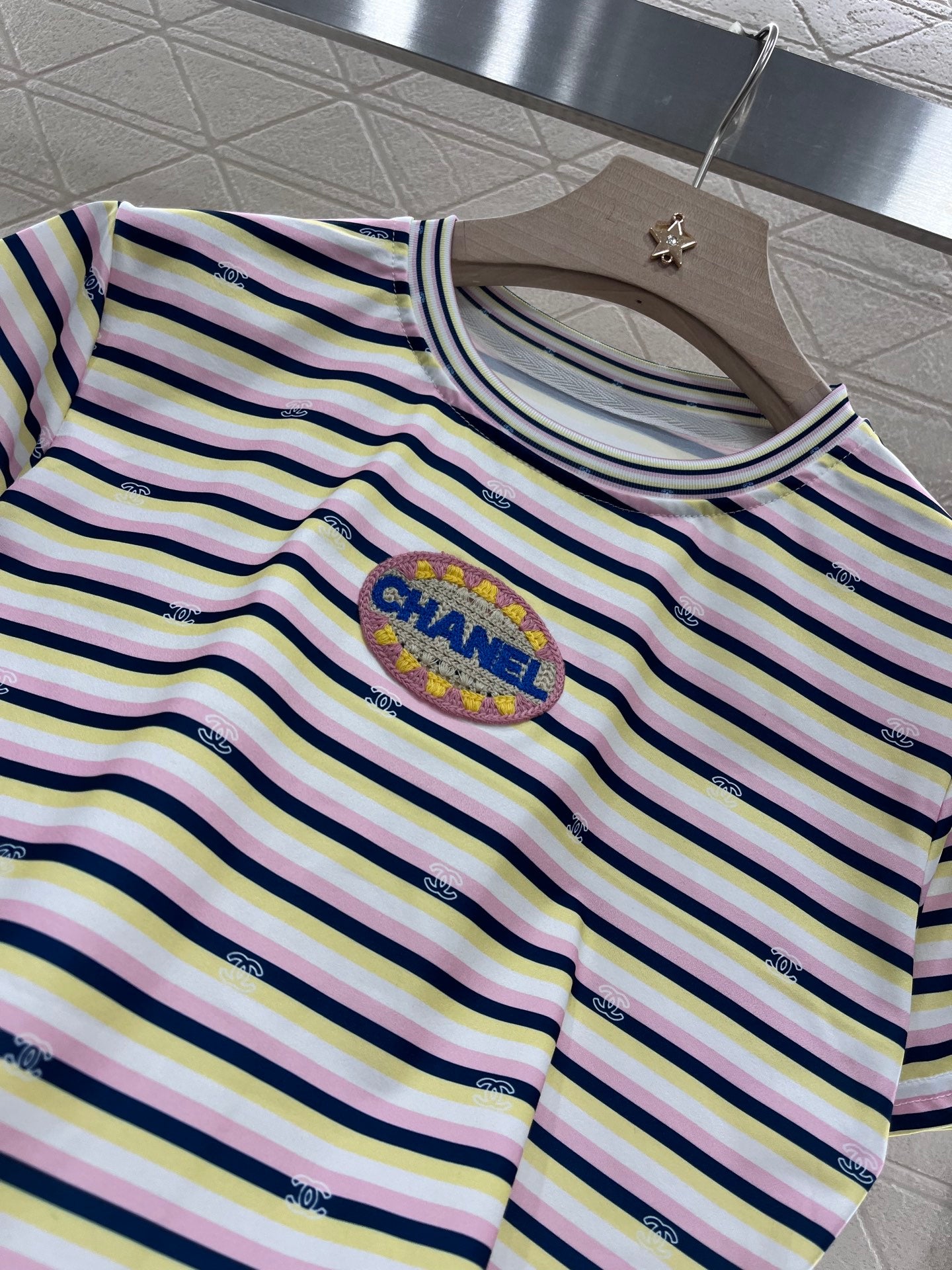 Annastore👚New product promotion. Wear a fashionable striped T-shirt and walk on the street. Beautiful heart!