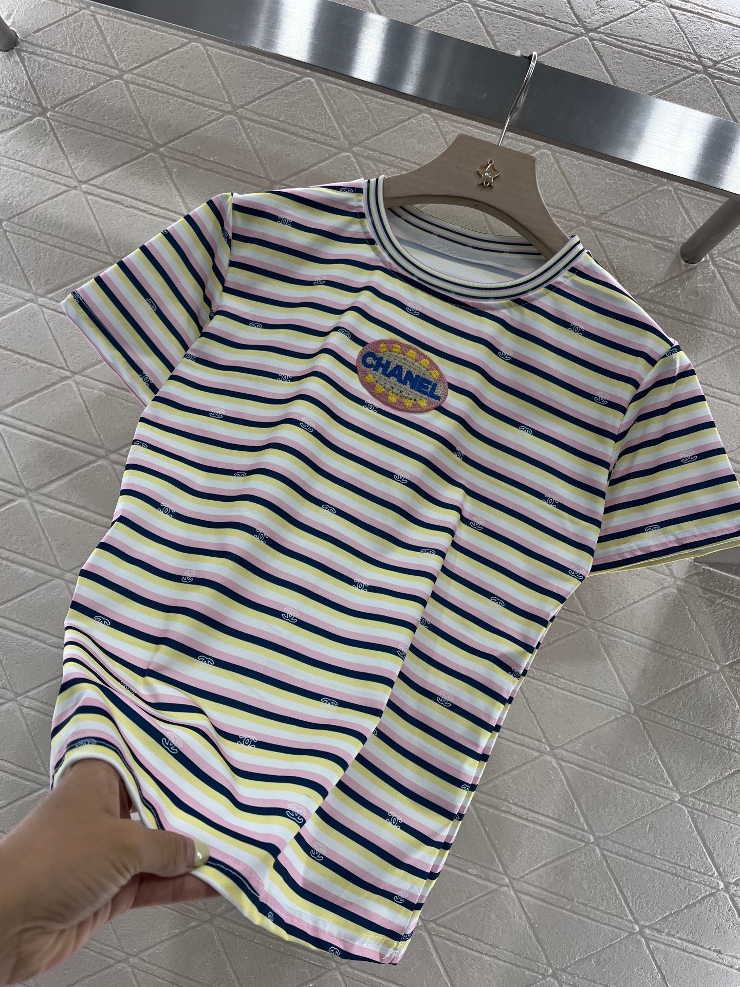 Annastore👚New product promotion. Wear a fashionable striped T-shirt and walk on the street. Beautiful heart!