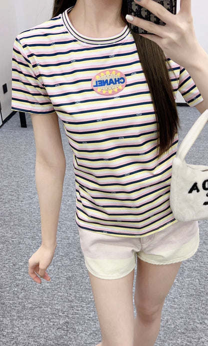 Annastore👚New product promotion. Wear a fashionable striped T-shirt and walk on the street. Beautiful heart!