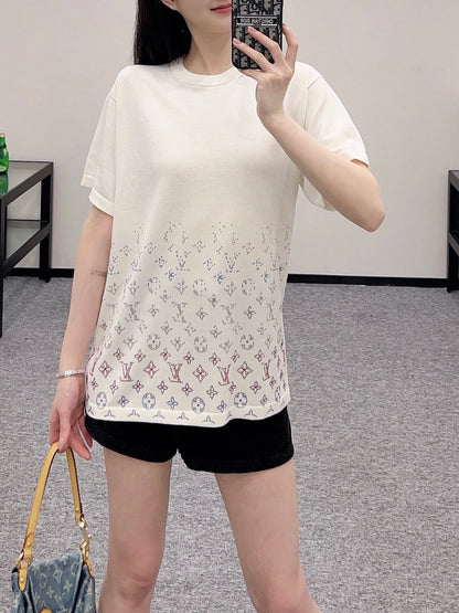 Annastore👚New product promotion. Wear a fashionable white T-shirt and walk on the street. Beautiful heart!