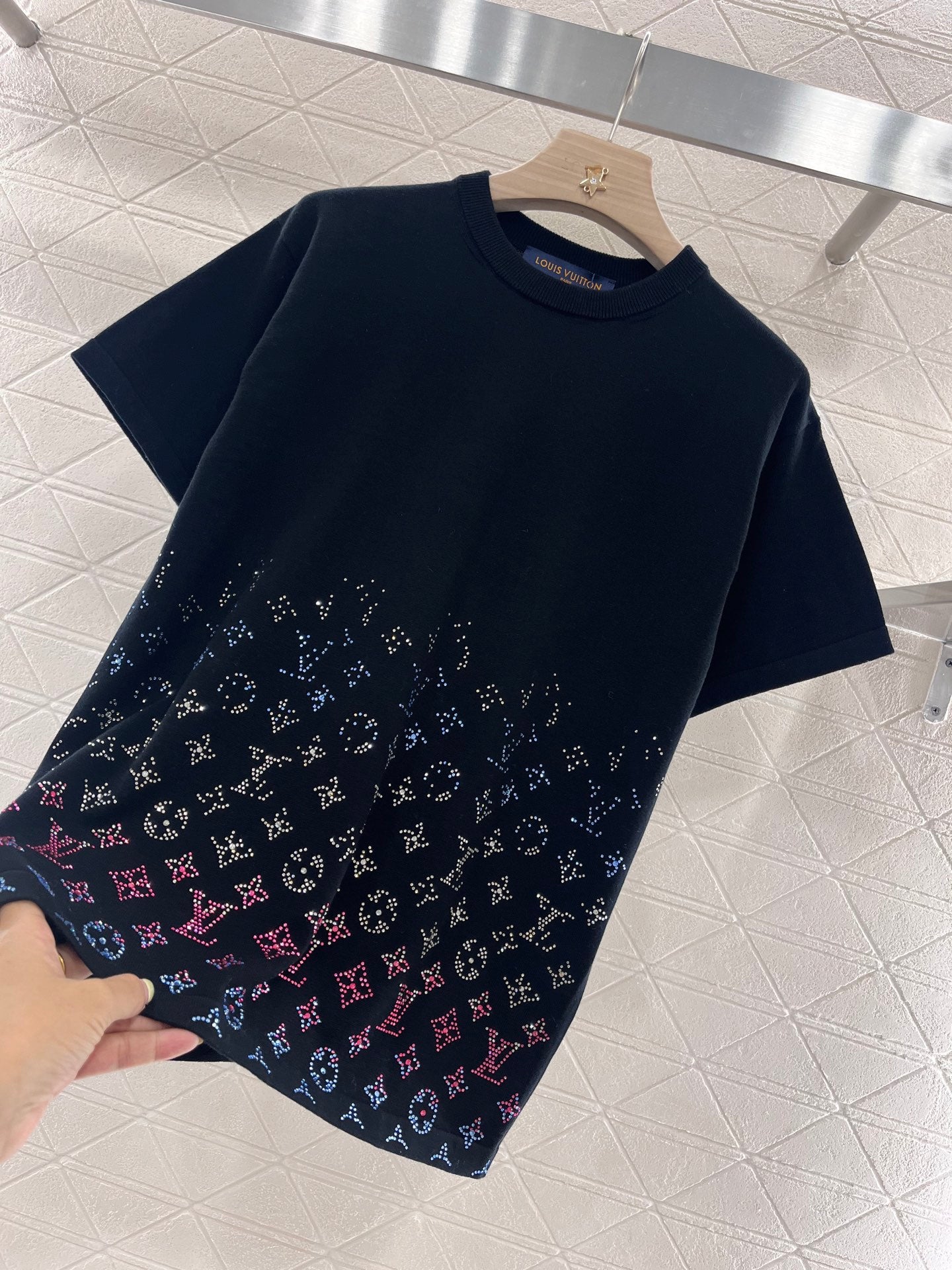 Annastore👚New product promotion. Wear fashionable T-shirts and walk on the street. Beautiful heart!